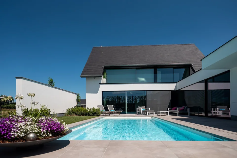 Zwembad bij nieuwbouwwoning De Haan