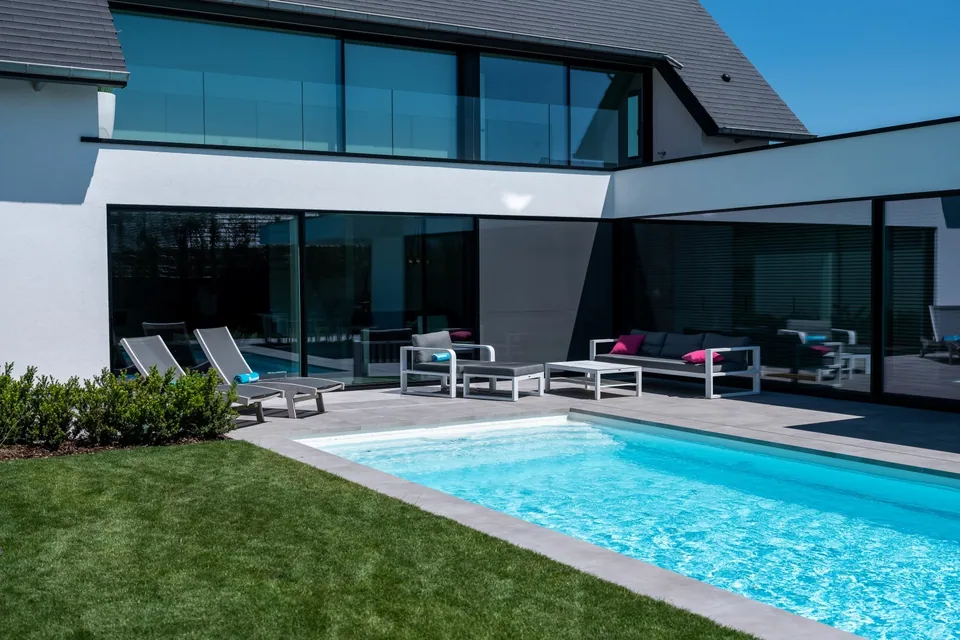 Zwembad bij nieuwbouwwoning De Haan