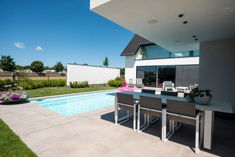 Zwembad bij nieuwbouwwoning De Haan