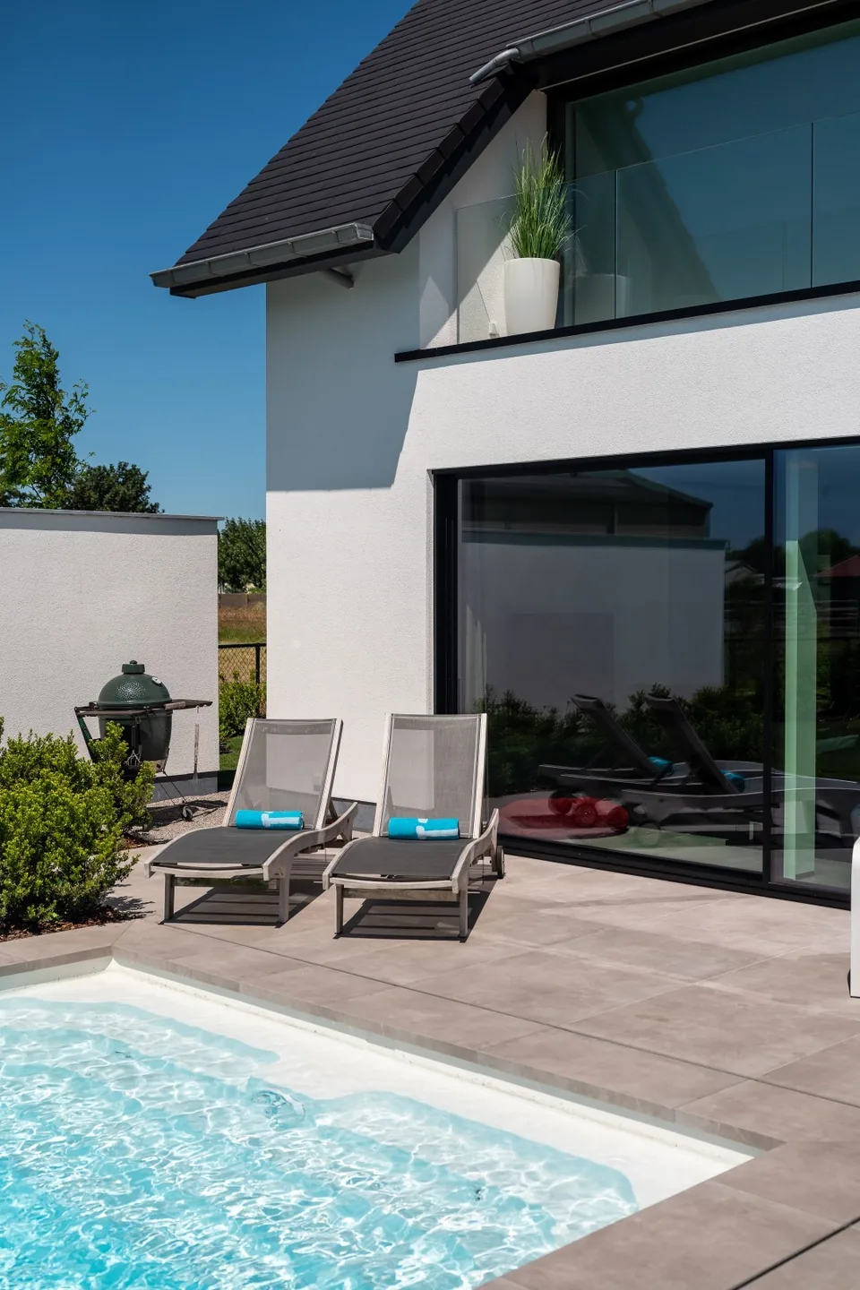 Zwembad bij nieuwbouwwoning De Haan