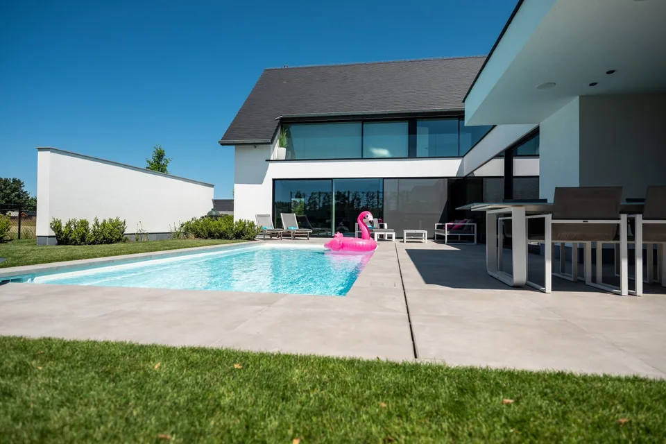 Zwembad bij nieuwbouwwoning De Haan