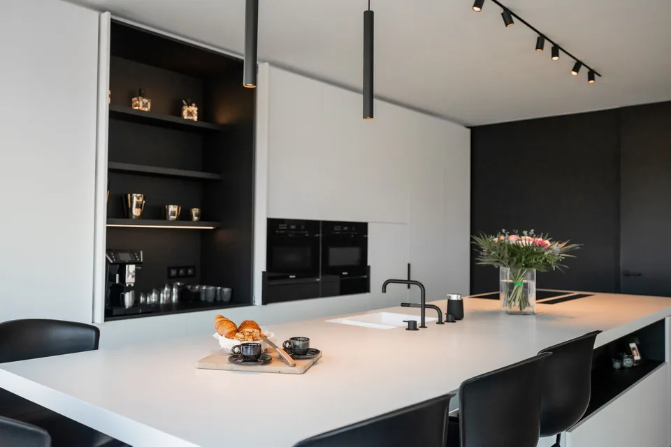 Interieur nieuwbouw woning De Haan met veel licht