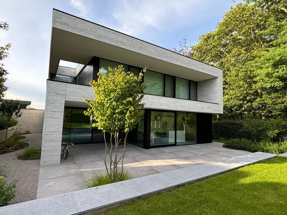 Achtergevel nieuwbouwwoning Roeselare met veel licht