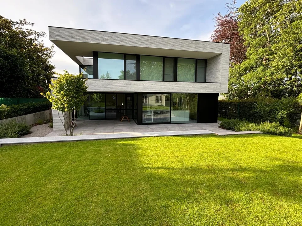 Achtergevel nieuwbouwwoning Roeselare met veel licht