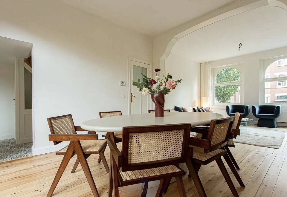 Interieur na verbouwing in Brugse binnenstad – leefruimte met licht