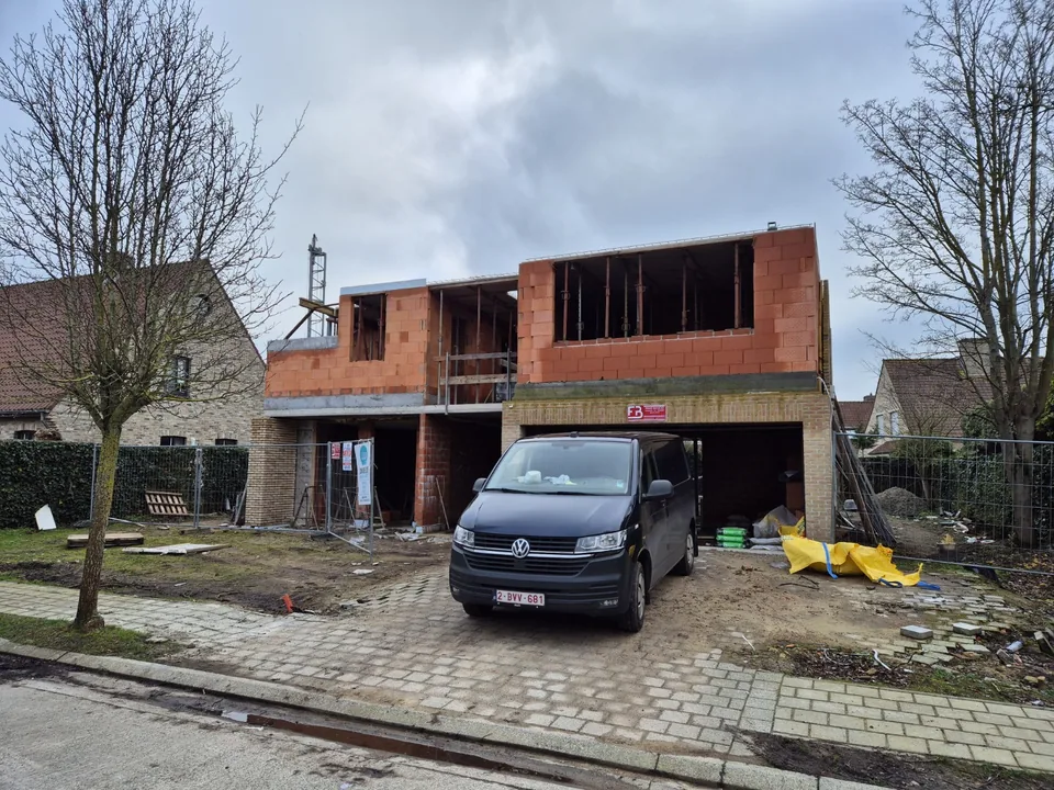 Moderne verbouwing woning in Knokke-Heist met zwembad door J.A.N Plus Architecten