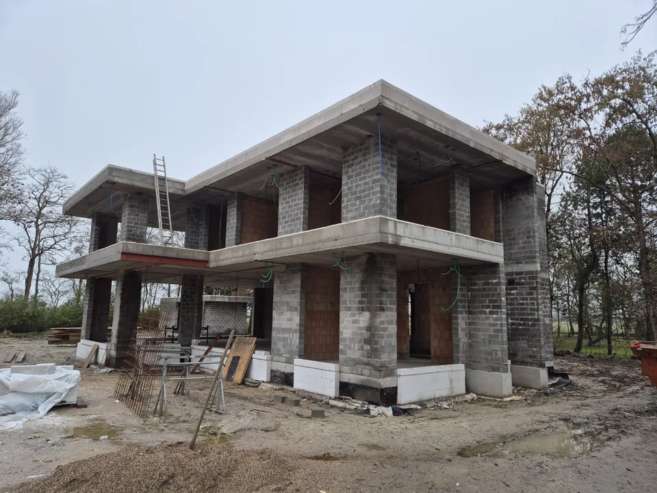 Verbouwing woning in Middelkerke met zwembad door J.A.N Plus Architecten