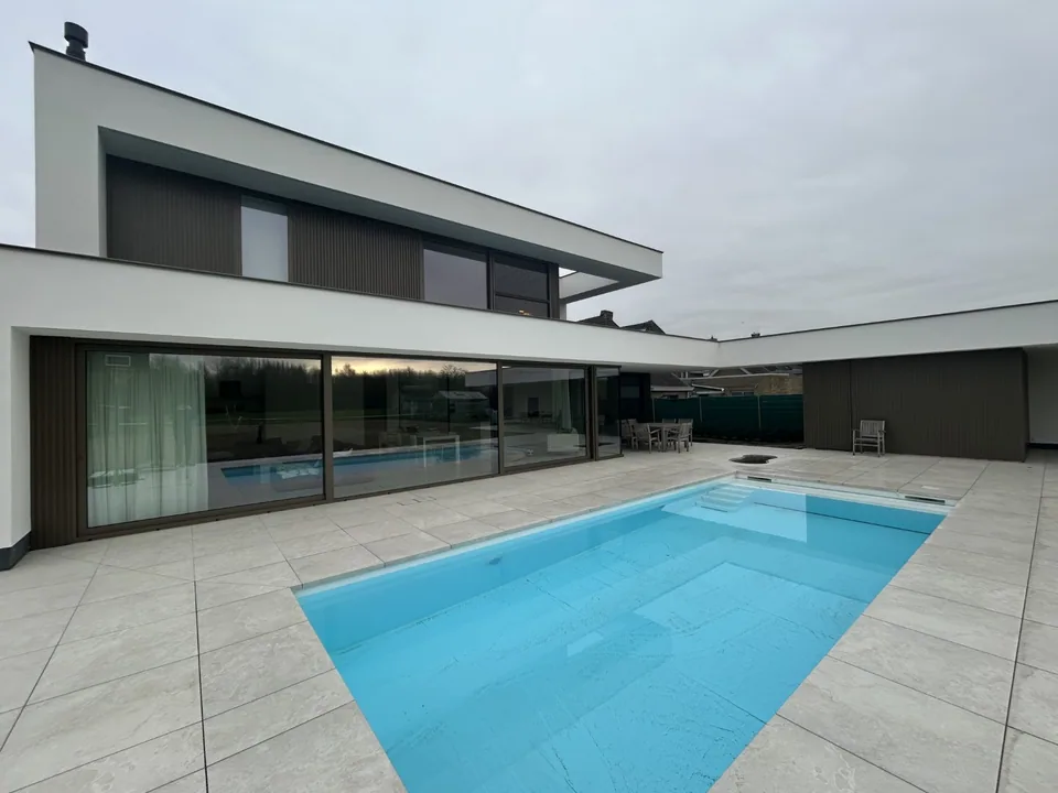 Moderne verbouwing woning in Oostkamp met zwembad door J.A.N Plus Architecten